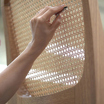 Mujer manipulando un producto Mujer manipulando un producto