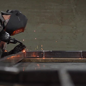 Hombre soldando una pieza Hombre soldando una pieza